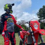 Diseño y funcionalidad; la apuesta de ADHESIVOSEMBARRADOS por la ropa de motocross personalizada