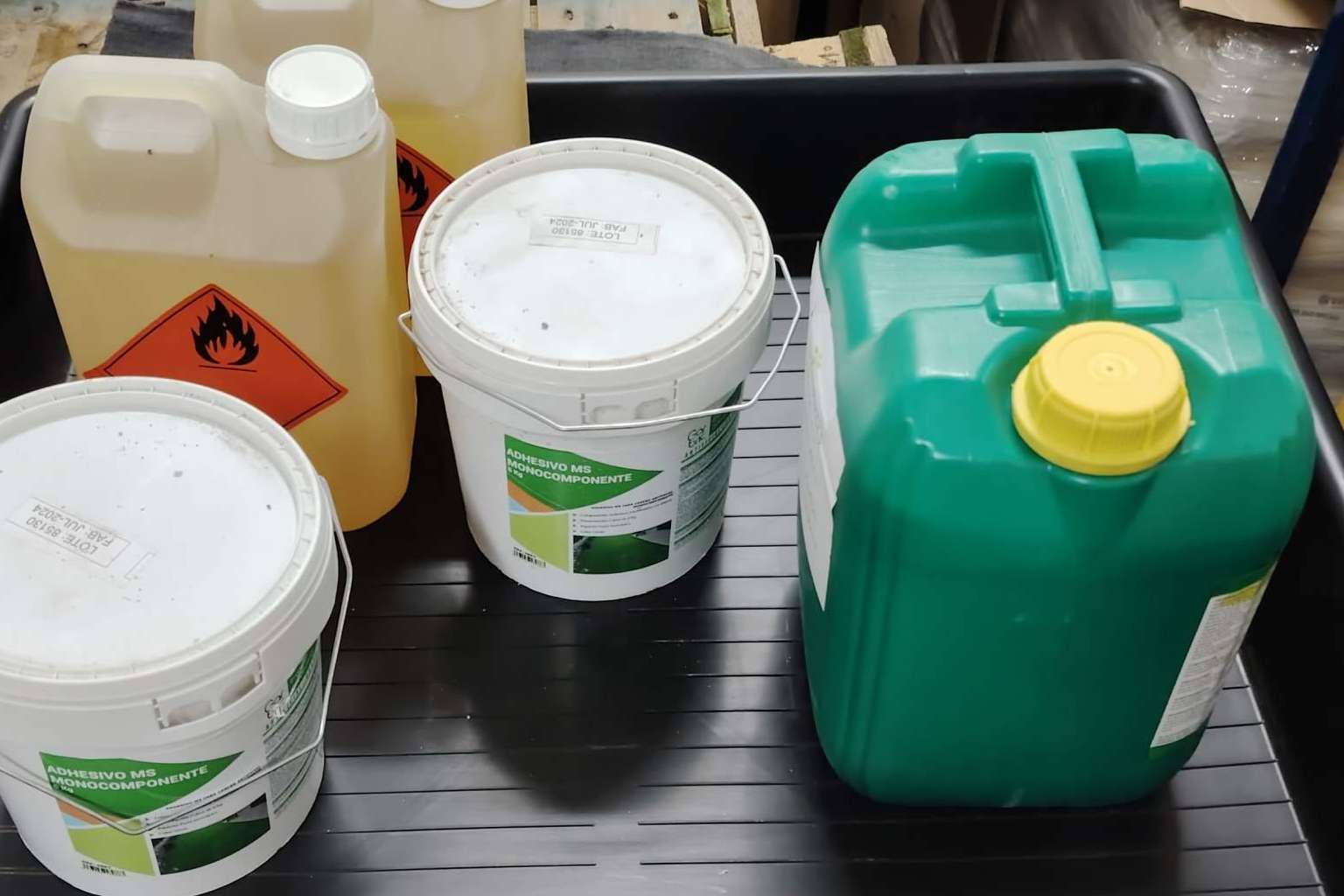 Almacenamiento eficiente de barnices y adhesivos en la industria del calzado Almacenamiento eficiente de barnices y adhesivos en la industria del calzado