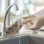 Se bebe agua contaminada sin darse cuenta; El agua del grifo contiene microplásticos y químicos