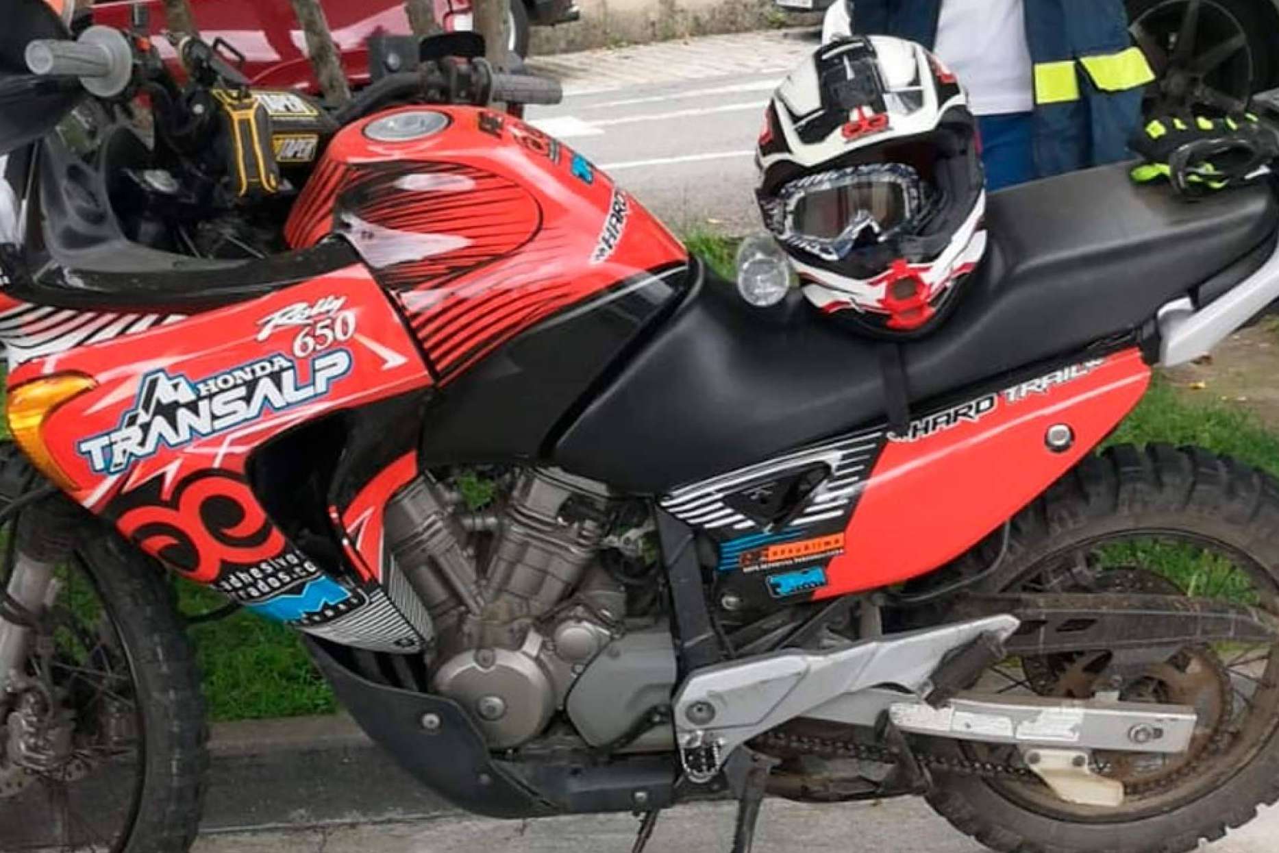 ADHESIVOSEMBARRADOS destaca en el diseño de adhesivos personalizados para motos de campo ADHESIVOSEMBARRADOS destaca en el diseño de adhesivos personalizados para motos de campo