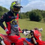 Equipación de motocross y enduro con diseños personalizados en ADHESIVOSEMBARRADOS