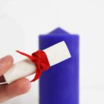 ¿Por qué tantos estudiantes encienden una vela azul antes de estudiar?