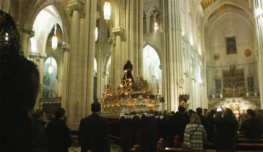 Jesús El Pobre entra en la Catedral de la Almudena en noche histórica en Madrid Jesús El Pobre entra en la Catedral de la Almudena en noche histórica en Madrid