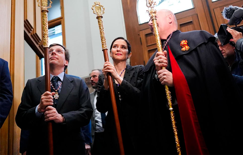 Lágrimas y emoción de Ayuso ante el Señor de Madrid con entereza bajo el gran aguacero