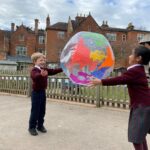TLT Education propone una estrategia real para que quienes “se defienden” en inglés ganen la batalla