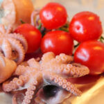Espaguetis negros con pulpitos, un plato muy mediterráneo con sabor a mar Espaguetis negros con pulpitos, un plato muy mediterráneo con sabor a mar