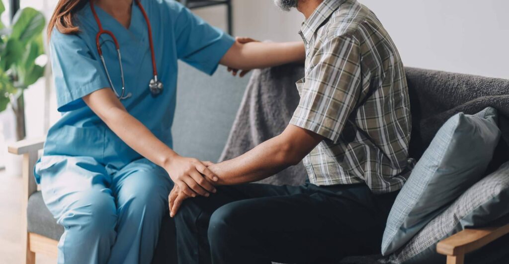 Inima Rehabilitación destaca la importancia de la rehabilitación a domicilio en personas con Parkinson durante abril