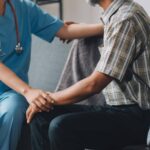Inima Rehabilitación destaca la importancia de la rehabilitación a domicilio en personas con Parkinson durante abril