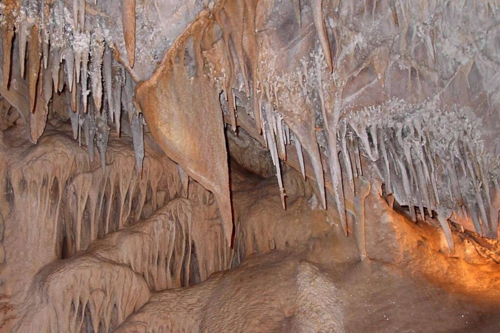 Cuevas y Minas Turísticas; turismo sostenible también en primavera
