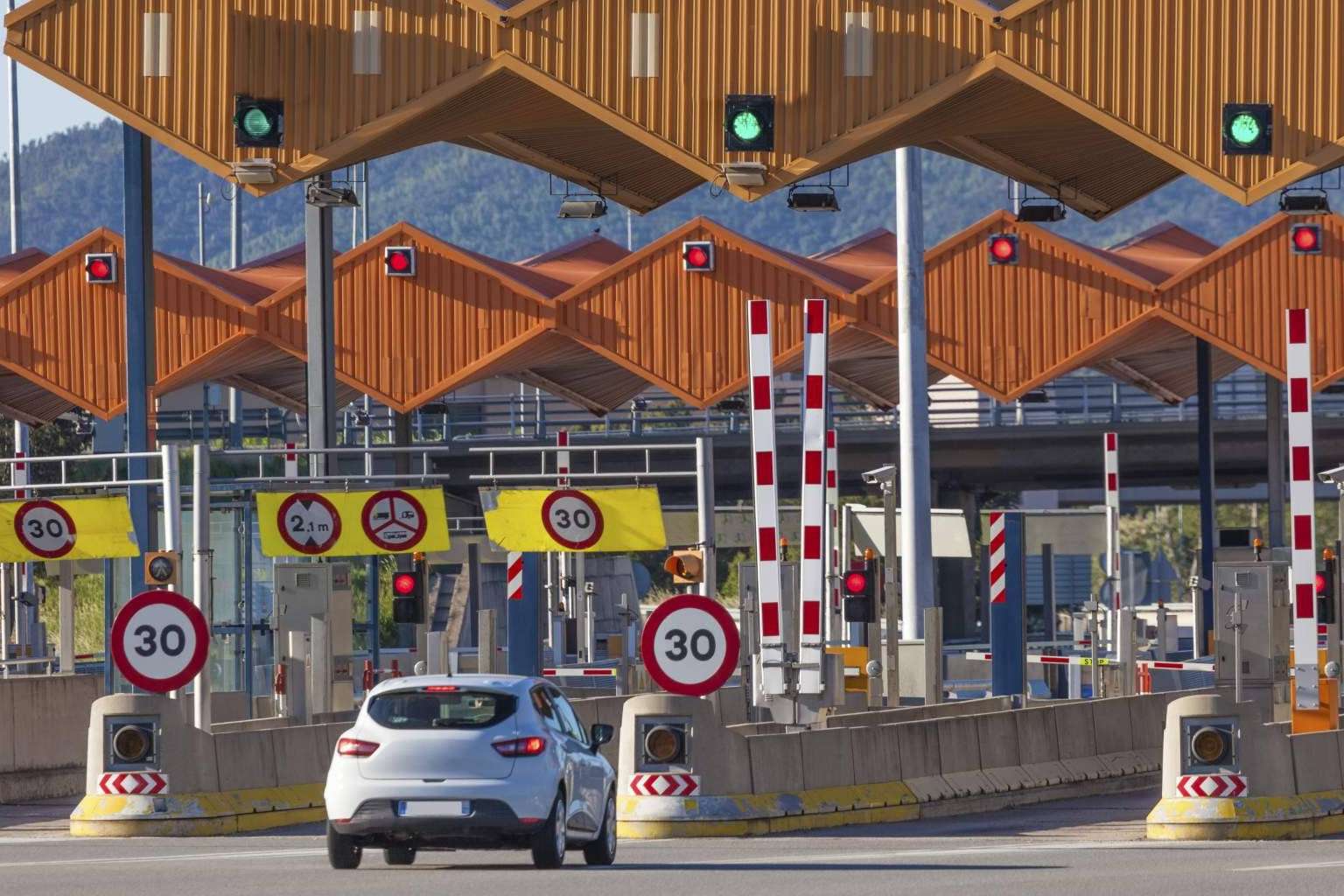 Los usuarios de Bip&Drive gastan una media de 245 euros anuales en peajes, con un potencial ahorro de hasta un 25% gracias al sistema VIA-T Los usuarios de Bip&Drive gastan una media de 245 euros anuales en peajes, con un potencial ahorro de hasta un 25% gracias al sistema VIA-T