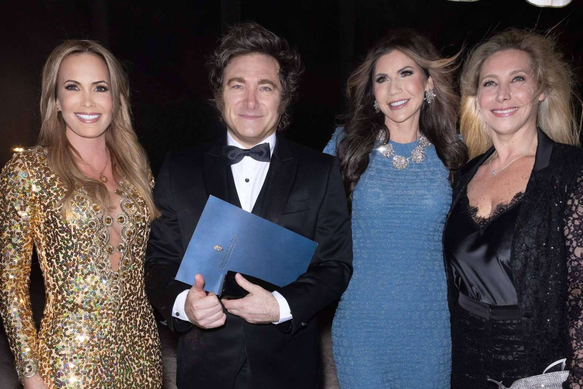 Natalia Denegri premiada en la American Patriots Gala, junto al presidente Javier Milei y Kristi Noem