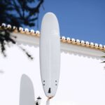 Cómo aprender a surfear este verano, consejos esenciales para principiantes