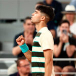 Carlos Alcaraz se reencuentra en la noche de París tras perder un set ante Dzumhur