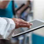 La digitalización en hospitales optimiza el trabajo de los profesionales sanitarios y mejora la eficiencia asistencial