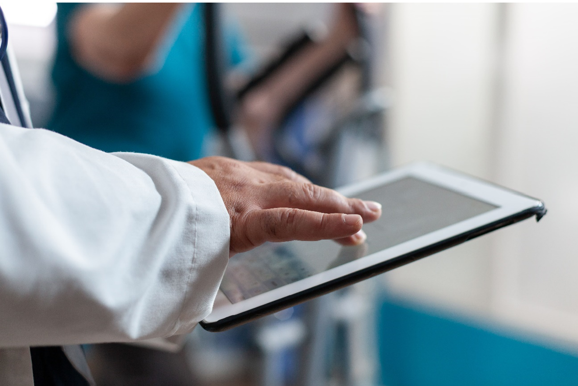 La digitalización en hospitales optimiza el trabajo de los profesionales sanitarios y mejora la eficiencia asistencial