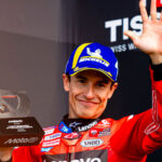 Marc Márquez suda su podio tras una caída, y José Antonio Rueda gana en Moto3