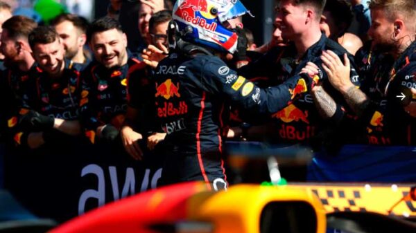 Max se impuso a Piastri con un adelantamiento de maestro en golpe de Red Bull frente a McLaren Max se impuso a Piastri con un adelantamiento de maestro en golpe de Red Bull frente a McLaren