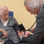El secreto de Sor Rosario, la monja de 111 años más longeva del mundo, que ha conmovido al Dr. de la Peña