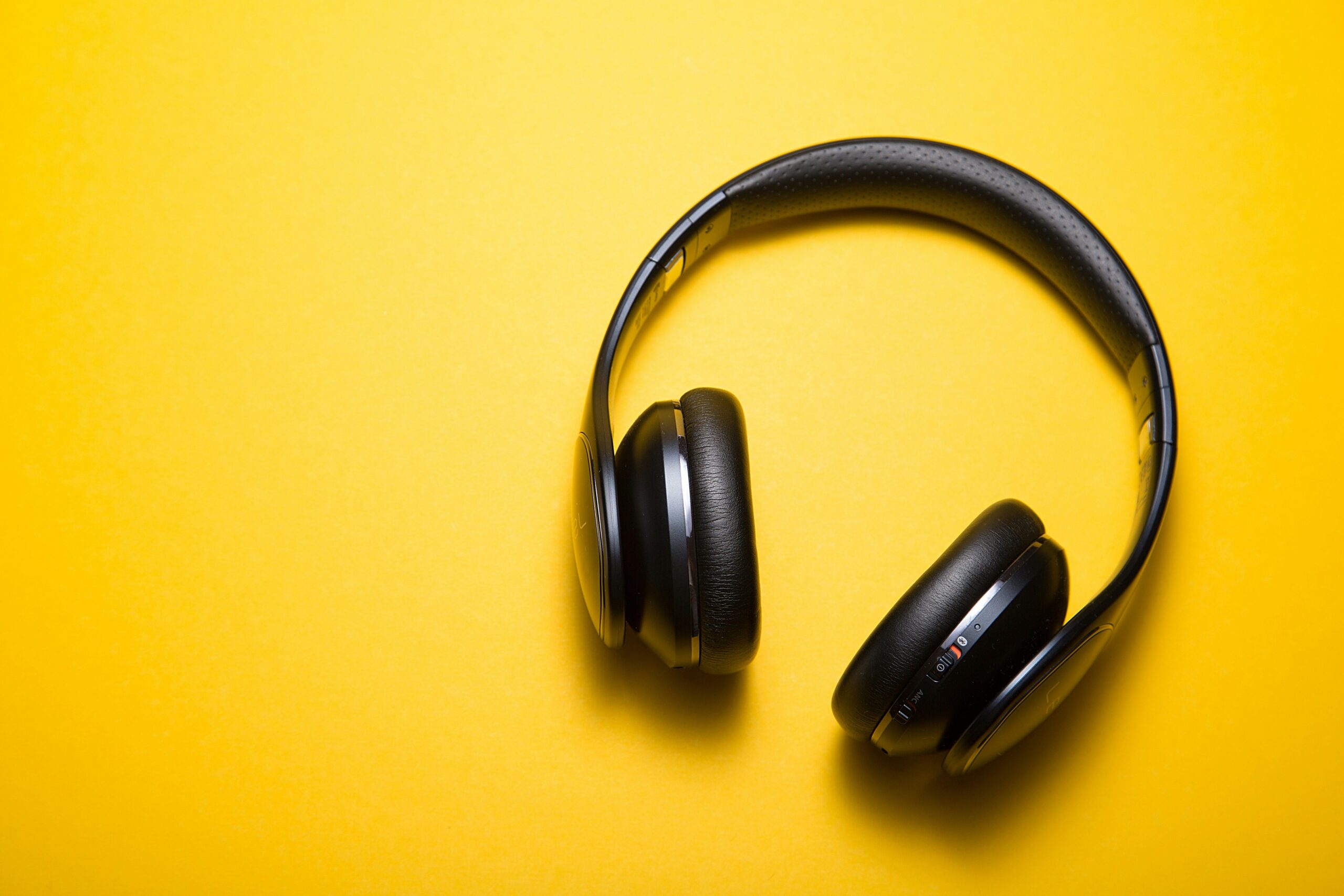 La literatura en audio alcanza un nuevo récord, con 9.7 millones de oyentes en 2025, según Audible