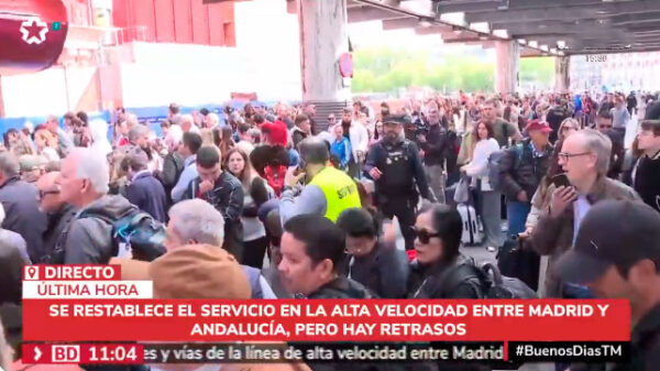 Feijóo y Ayuso avisan del hartazgo de los ciudadanos ante el caos de gestión de López en el AVE Feijóo y Ayuso avisan del hartazgo de los ciudadanos ante el caos de gestión de López en el AVE