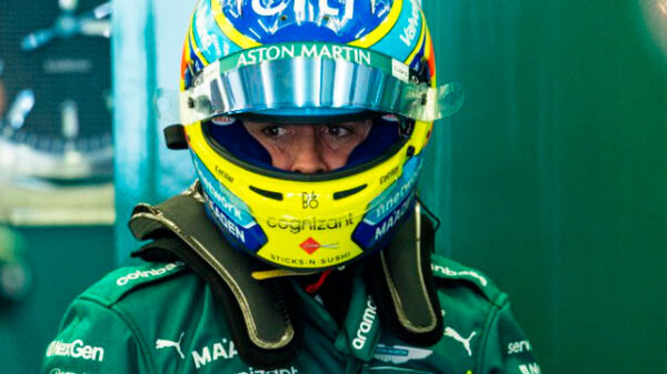 Fernando Alonso feliz frente a un enrabietado y desconsolado Carlos Sainz en el GP de Canadá