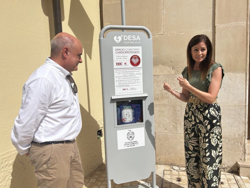 El Ayuntamiento de Elche instala 40 desfibriladores semiautomáticos de carga solar en espacios públicos