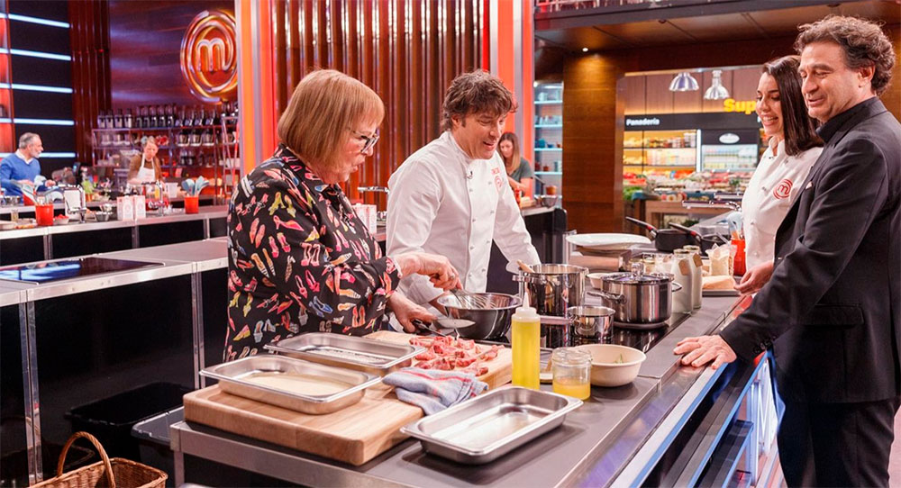 Jordi Cruz cocina con su madre, visita a la Ciudad del Arroz, y lucha por el delantal dorado