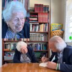 El doctor de la Peña recibe una lección de vida de María Luisa, en el umbral de los 106 años El doctor de la Peña recibe una lección de vida de María Luisa, en el umbral de los 106 años