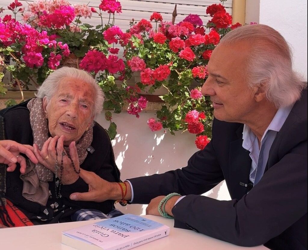El secreto de la eterna juventud de Teresa a las puertas de sus 112 años lo comparte con el Dr. de la Peña