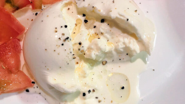 Ensalada de penne con burrata, fuet y tomates cherry