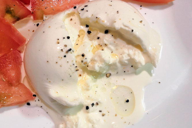 Ensalada de penne con burrata, fuet y tomates cherry