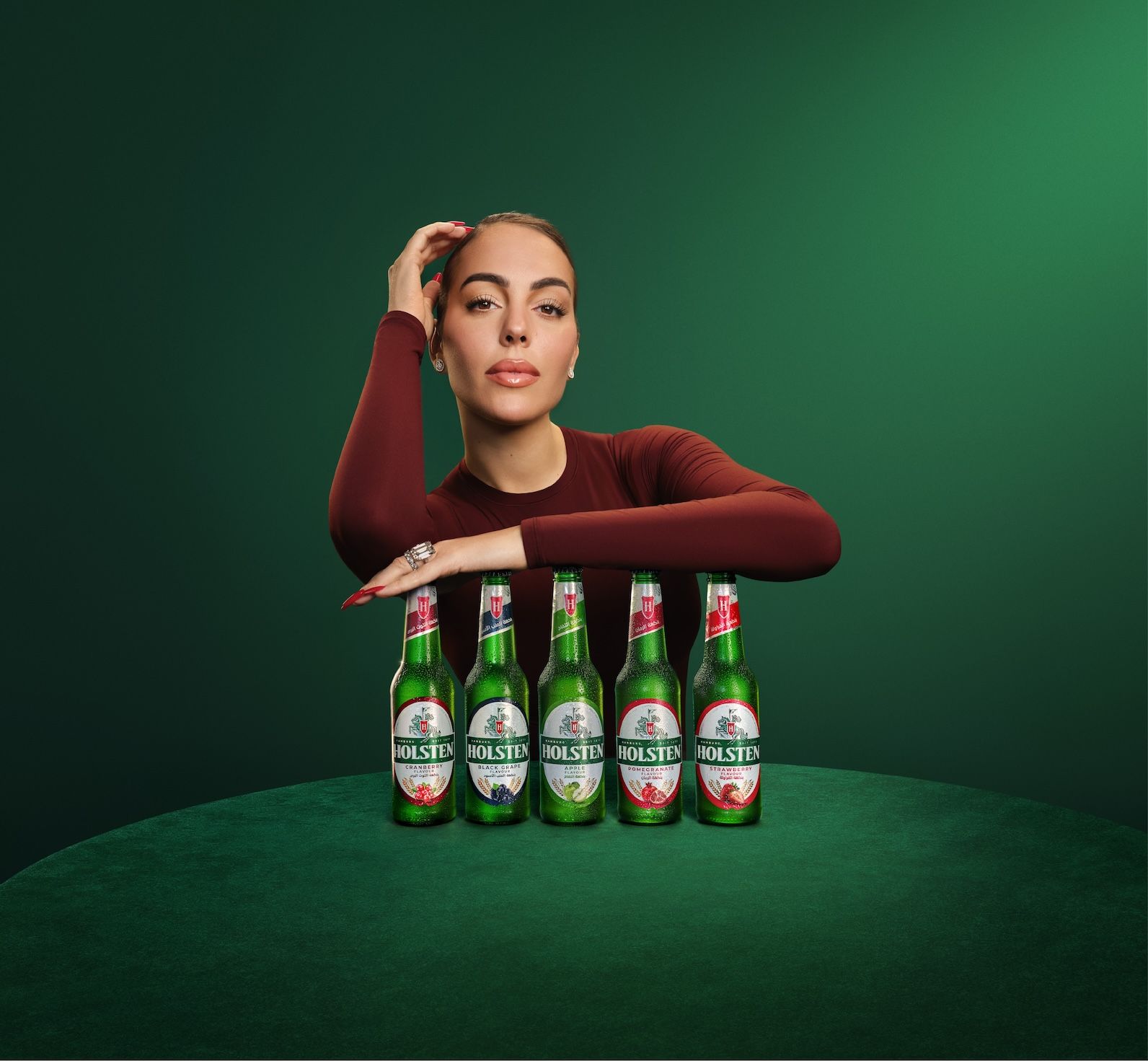 Georgina Rodríguez lleva su poder de estrella a la nueva y audaz campaña de Holsten en Arabia Saudí