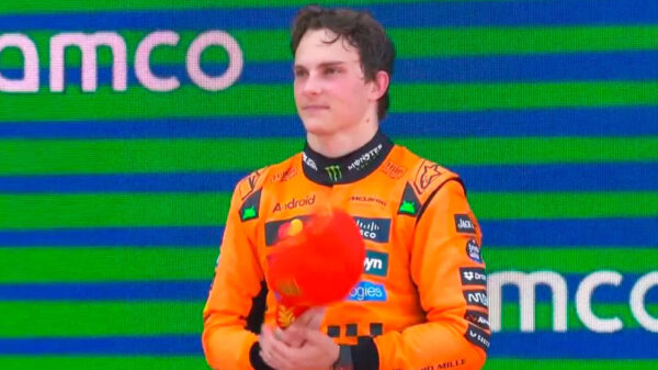 Piastri logra su quinta victoria del año al imponerse a Norris en Monmeló, Alonso puntúa