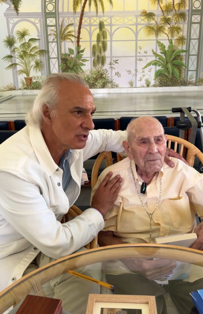 Engraciano cumple 110 años con una sobredosis de vitalidad, de la mano del doctor De la Peña