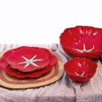 El verano empieza en la mesa, llena de colores vibrantes y texturas artesanales El verano empieza en la mesa, llena de colores vibrantes y texturas artesanales