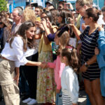 Vítores y aplausos al Rey y la Reina y a su mensaje de esperanza ante el drama humano vivido en Galicia