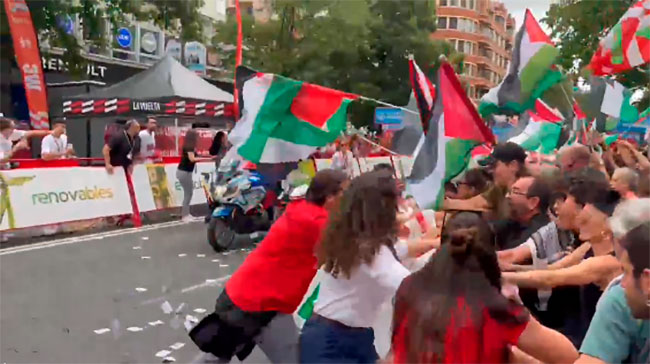 Caos en la etapa de Bilbao de La Vuelta que se queda sin ganador por la manifestación a favor de Palestina