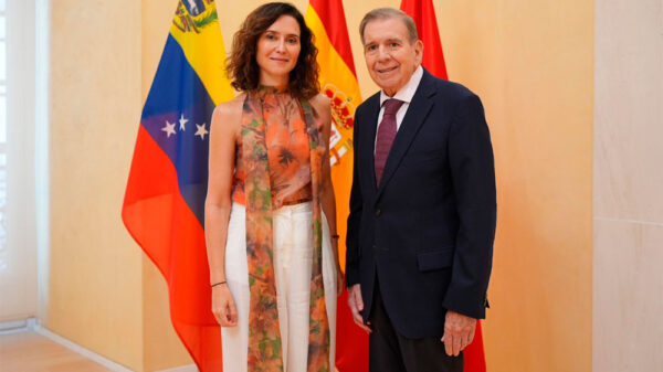 Encuentro en Puerta del Sol de Ayuso con el presidente electo Edmundo en horas críticas en Venezuela