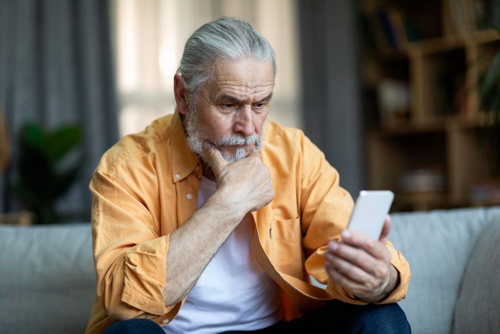 Los mayores, blanco fácil de las estafas digitales: cinco claves para prevenirlas