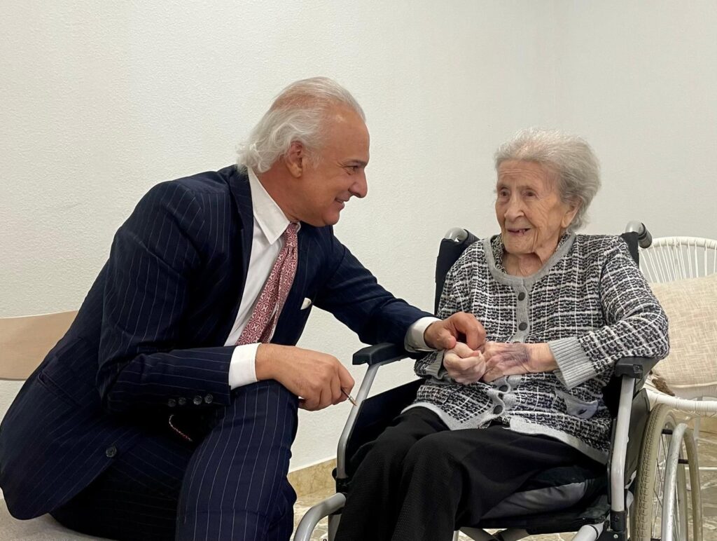 Crescencia cumple 111 años, como símbolo de vitalidad, de la mano del doctor Manuel de la Peña