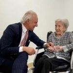 Crescencia cumple 111 años, como símbolo de vitalidad, de la mano del doctor Manuel de la Peña