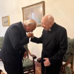 El cardenal Acerbi cumple 100 años en el Vaticano, acompañado del Dr. de la Peña, gurú de la longevidad