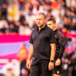 Flick expulsado, no estará en el Bernabéu, y celebró el triunfo ante el Girona con tres cortes de manga