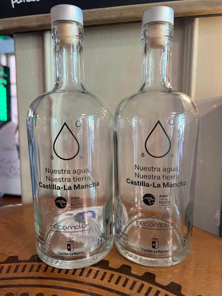 ADEL Sierra Norte apoya a la hostelería rural con botellas reutilizables