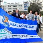 La Real Sociedad homenajea a Policlínica Gipuzkoa en su 50 aniversario con la izada de una bandera conmemorativa