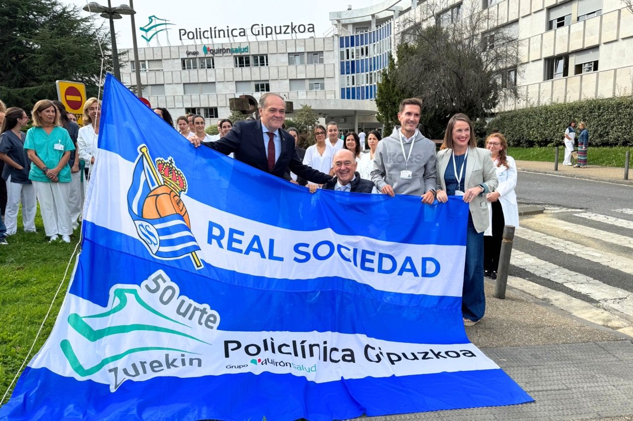 La Real Sociedad homenajea a Policlínica Gipuzkoa en su 50 aniversario con la izada de una bandera conmemorativa