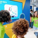 Más de 1.700 estudiantes descubren la inteligencia artificial en el Curiosity Cube de Merck