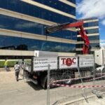 Top Courier refuerza la eficiencia y seguridad en la construcción de Madrid con su flota de camiones grúa
