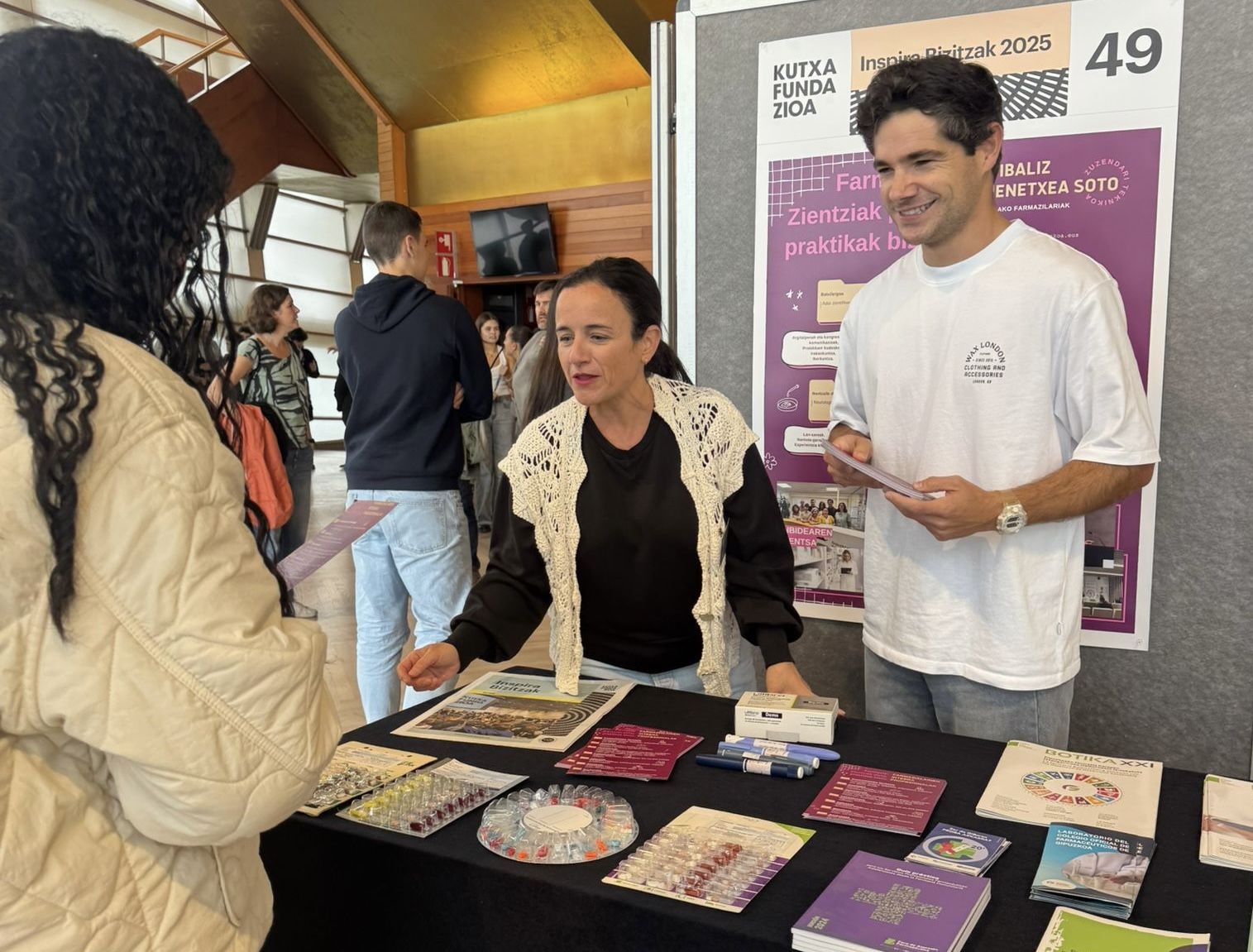 El Colegio de Farmacéuticos de Gipuzkoa acerca a jóvenes estudiantes las salidas y oportunidades de la profesión para orientarles en su elección académica El Colegio de Farmacéuticos de Gipuzkoa acerca a jóvenes estudiantes las salidas y oportunidades de la profesión para orientarles en su elección académica