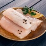 Ricos lomos de merluza sobre un lecho de patatas con ajo y limón Ricos lomos de merluza sobre un lecho de patatas con ajo y limón